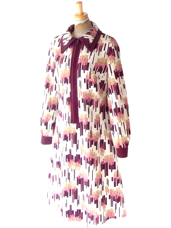 ヨーロッパ古着 ロンドン買い付け 70年代製 アイボリー X マゼンダ・ピンク レトロ柄 フロントジップ ワンピース 22OM400