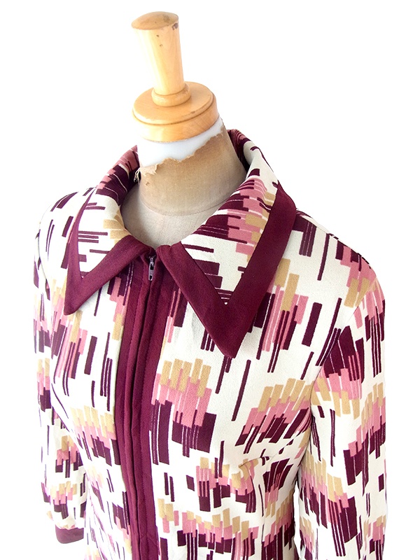 ヨーロッパ古着 ロンドン買い付け 70年代製 アイボリー X マゼンダ・ピンク レトロ柄 フロントジップ ワンピース 22OM400