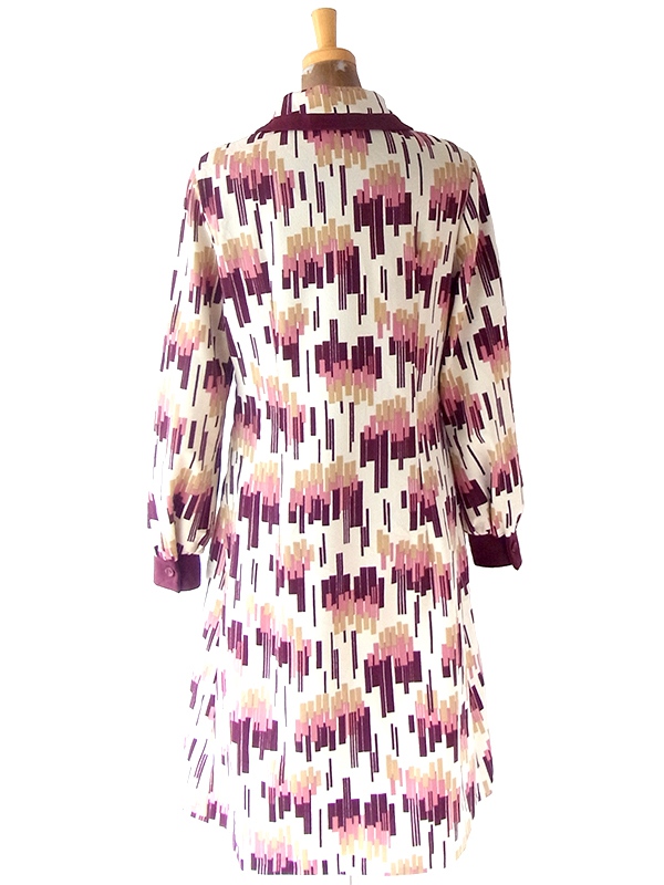 ヨーロッパ古着 ロンドン買い付け 70年代製 アイボリー X マゼンダ・ピンク レトロ柄 フロントジップ ワンピース 22OM400