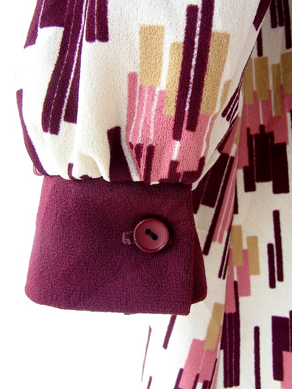 ヨーロッパ古着 ロンドン買い付け 70年代製 アイボリー X マゼンダ・ピンク レトロ柄 フロントジップ ワンピース 22OM400