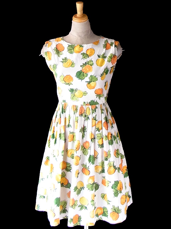 ヨーロッパ古着 フランス買い付け 60年代製 ホワイト X イエロー・グリーン フルーツ柄 ヴィンテージ ワンピース 23FC006