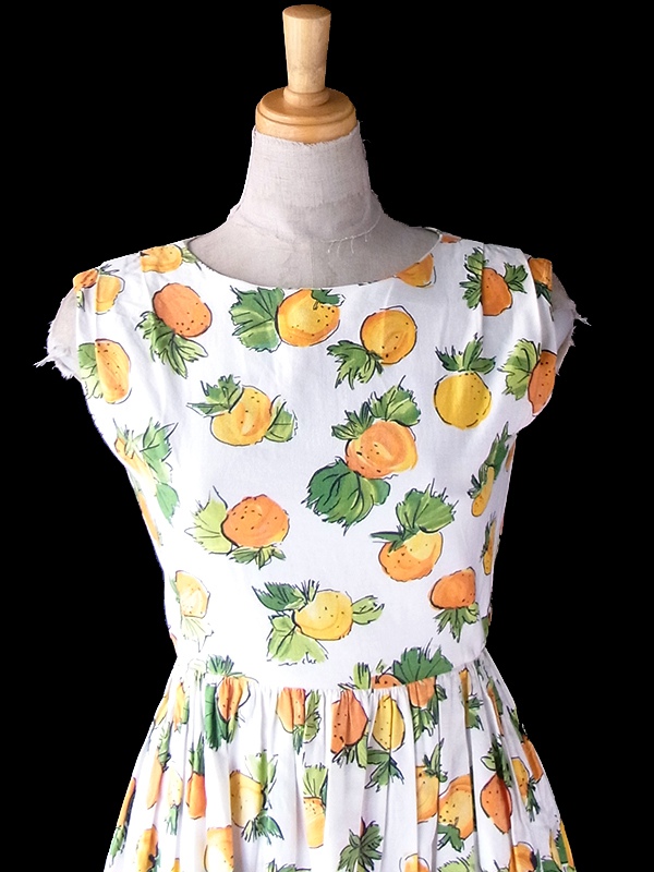 ヨーロッパ古着 フランス買い付け 60年代製 ホワイト X イエロー・グリーン フルーツ柄 ヴィンテージ ワンピース 23FC006