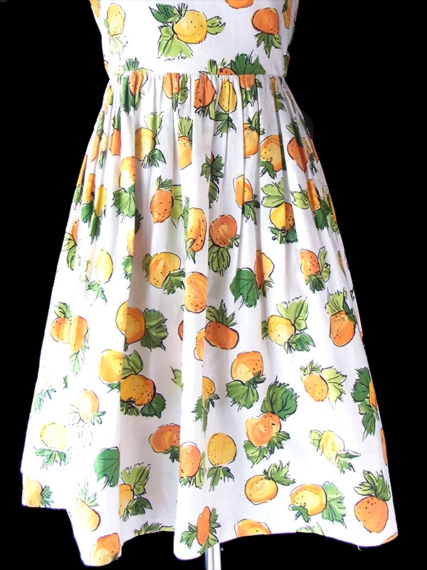 ヨーロッパ古着 フランス買い付け 60年代製 ホワイト X イエロー・グリーン フルーツ柄 ヴィンテージ ワンピース 23FC006