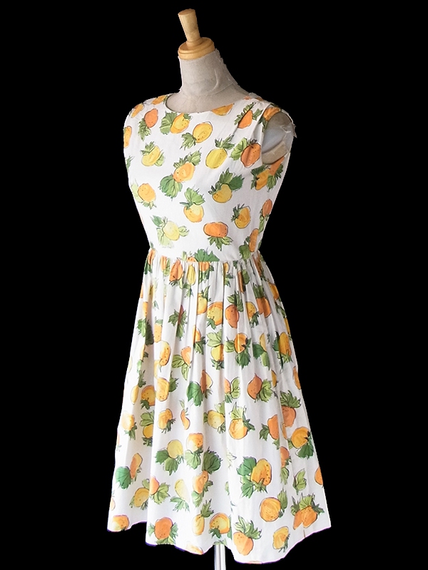 ヨーロッパ古着 フランス買い付け 60年代製 ホワイト X イエロー・グリーン フルーツ柄 ヴィンテージ ワンピース 23FC006