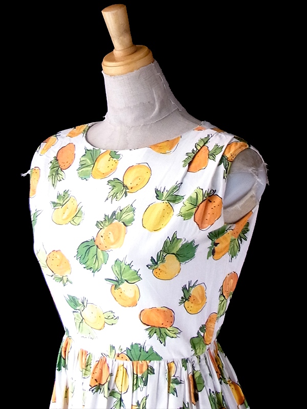 ヨーロッパ古着 フランス買い付け 60年代製 ホワイト X イエロー・グリーン フルーツ柄 ヴィンテージ ワンピース 23FC006