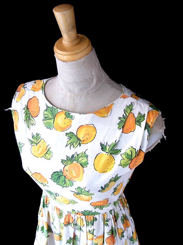 ヨーロッパ古着 フランス買い付け 60年代製 ホワイト X イエロー・グリーン フルーツ柄 ヴィンテージ ワンピース 23FC006