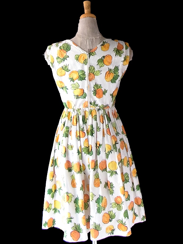 ヨーロッパ古着 フランス買い付け 60年代製 ホワイト X イエロー・グリーン フルーツ柄 ヴィンテージ ワンピース 23FC006