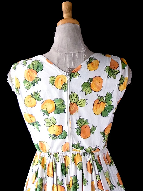 ヨーロッパ古着 フランス買い付け 60年代製 ホワイト X イエロー・グリーン フルーツ柄 ヴィンテージ ワンピース 23FC006