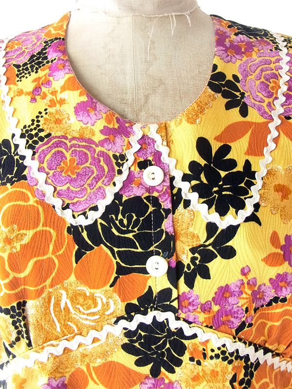 ヨーロッパ古着 フランス買い付け 70年代製 ゴールド X 絵画風花柄 ホワイト山道テープ ワンピース 23FC116