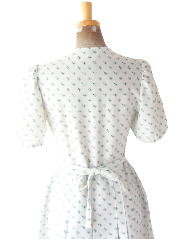 ヨーロッパ古着 ロンドン買い付け 70年代製 ホワイト X グリーン レトロ柄 フロントジップ プリーツ ワンピース 24OM106