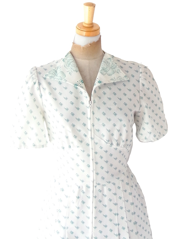 ヨーロッパ古着 ロンドン買い付け 70年代製 ホワイト X グリーン レトロ柄 フロントジップ プリーツ ワンピース 24OM106