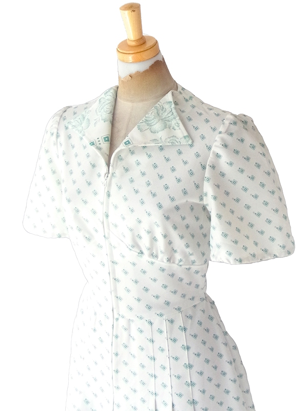 ヨーロッパ古着 ロンドン買い付け 70年代製 ホワイト X グリーン レトロ柄 フロントジップ プリーツ ワンピース 24OM106