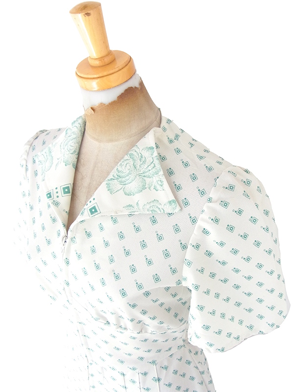 ヨーロッパ古着 ロンドン買い付け 70年代製 ホワイト X グリーン レトロ柄 フロントジップ プリーツ ワンピース 24OM106