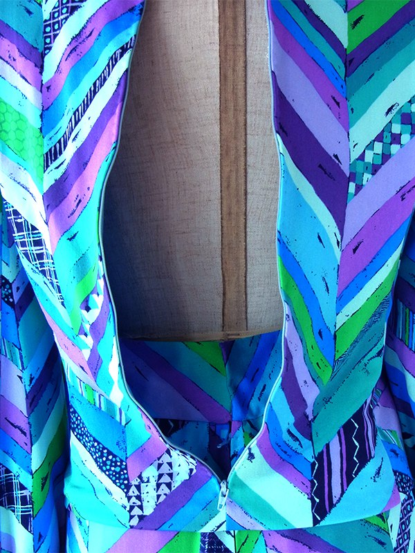 【送料無料】70年代製 ブルー X カラフルパターン トップス・スカート セットアップ 24WB055【レトロ古着】