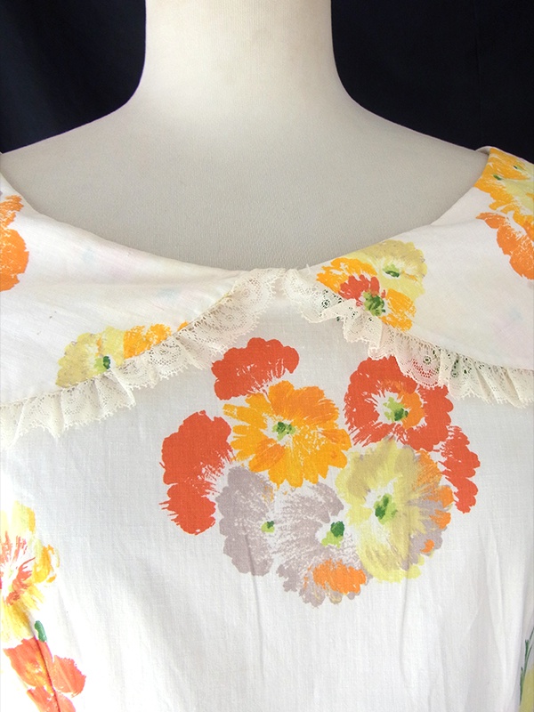 ヨーロッパ古着 フランス買い付け 60年代製 アイボリー X レーステープ 花柄 プリーツ ヴィンテージ ワンピース 25FC103