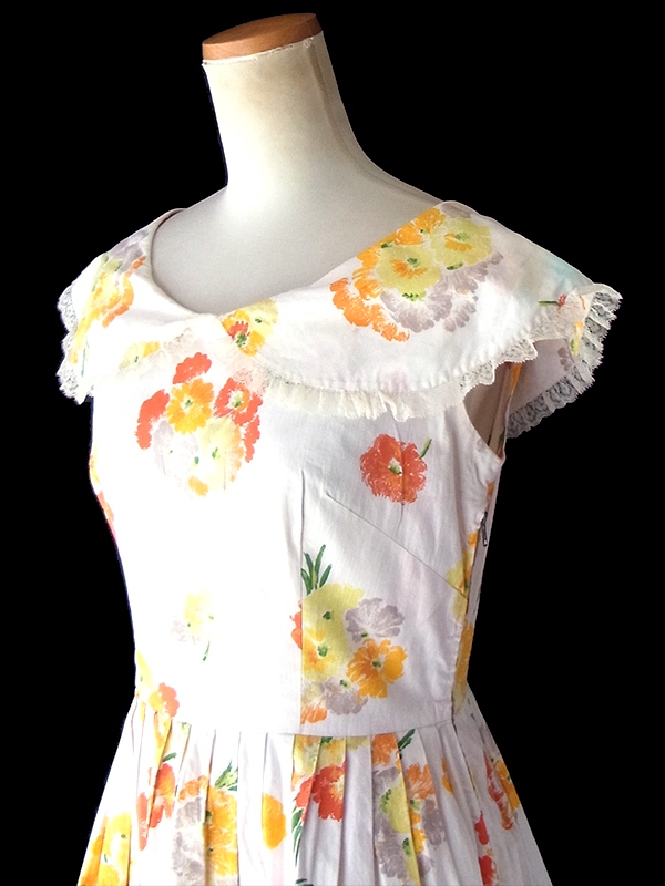 ヨーロッパ古着 フランス買い付け 60年代製 アイボリー X レーステープ 花柄 プリーツ ヴィンテージ ワンピース 25FC103