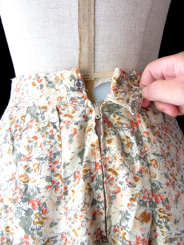 【おとなかわいい】フランス買付け60年代製 ベージュ X 花柄プリント ボックスプリーツ ヴィンテージ スカート 25FC107【ヨーロッパ古着】