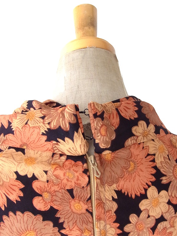vintage ヴィンテージ レトロ古着 総柄フロントボタンワンピース 黒 丸襟 60's vintage stand collar A line retro one-piece ／ 60年代