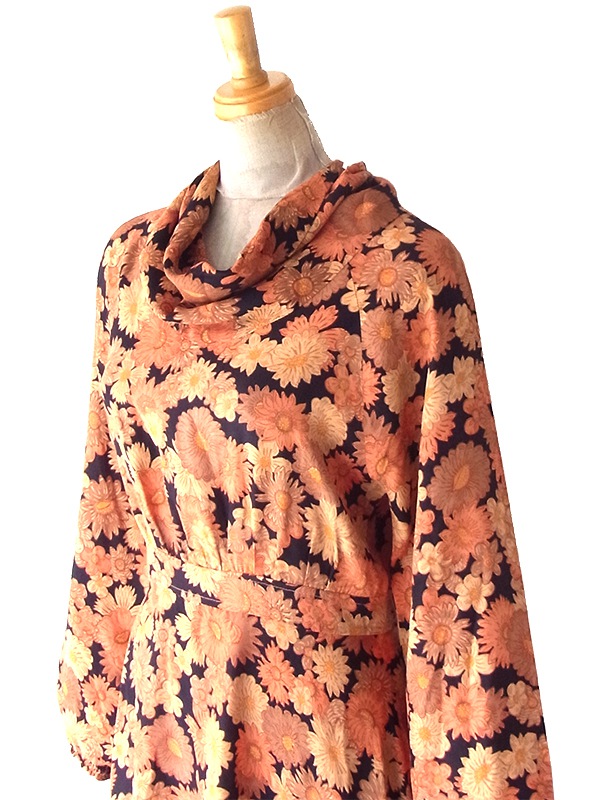 ヨーロッパ古着 フランス買い付け 70年代製 オレンジ X ブラック 花柄 ドレープ襟 ヴィンテージ ワンピース 25FC109