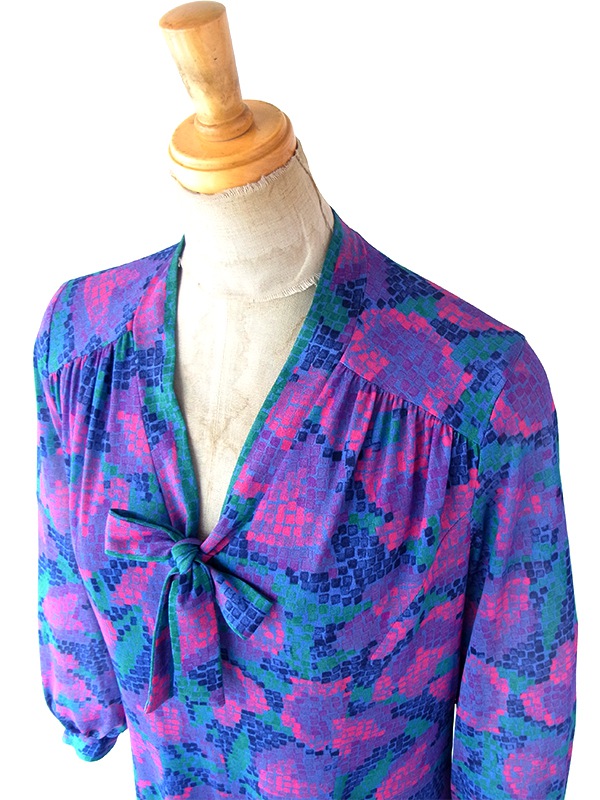 ヨーロッパ古着 70年代フランス製 スレート X ピンク・ブルー レトロ柄 ボウタイ ワンピース 25FC110