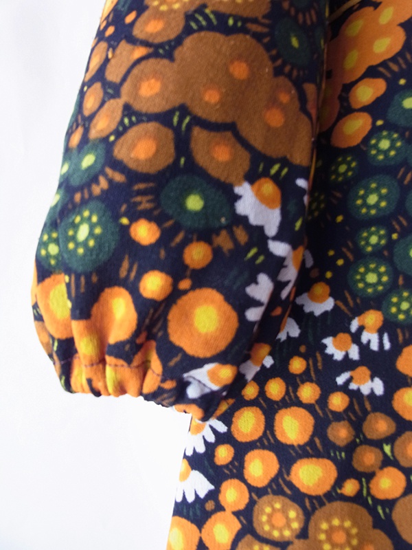 ヨーロッパ古着 フランス買い付け 70年代製 ブラック X カラフル レトロ柄 ヴィンテージ ワンピース 25FC115