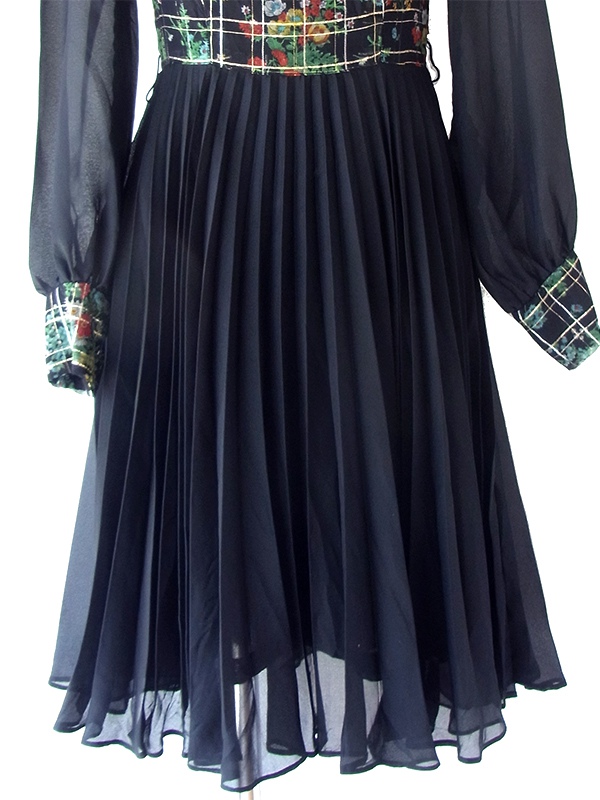 ヨーロッパ古着 フランス買付け 70年代製 ブラック X 花柄 ゴールドラメ　チェック　プリーツ ワンピース 25FC117