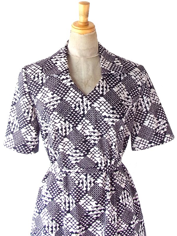 ヨーロッパ古着 70年代フランス製 ホワイト X ダークブラウン レトロ柄 共布ベルト付き ヴィンテージ ワンピース 25FC205