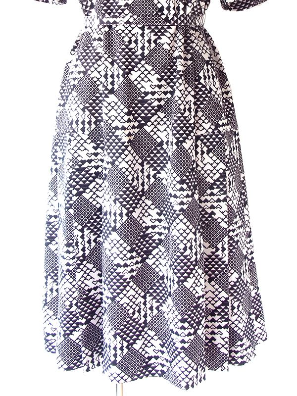 ヨーロッパ古着 70年代フランス製 ホワイト X ダークブラウン レトロ柄 共布ベルト付き ヴィンテージ ワンピース 25FC205