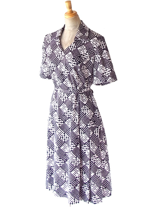 ヨーロッパ古着 70年代フランス製 ホワイト X ダークブラウン レトロ柄 共布ベルト付き ヴィンテージ ワンピース 25FC205