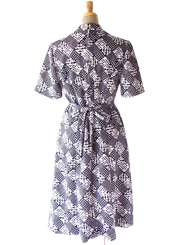 ヨーロッパ古着 70年代フランス製 ホワイト X ダークブラウン レトロ柄 共布ベルト付き ヴィンテージ ワンピース 25FC205