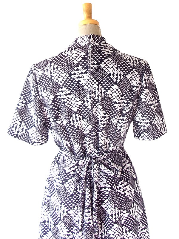 ヨーロッパ古着 70年代フランス製 ホワイト X ダークブラウン レトロ柄 共布ベルト付き ヴィンテージ ワンピース 25FC205