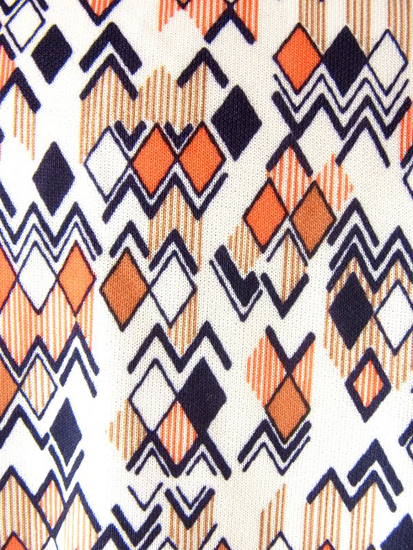 ヨーロッパ古着 フランス買い付け 70年代製 オフホワイト X オレンジ・ブラック 幾何学柄 ワンピース 25FC209