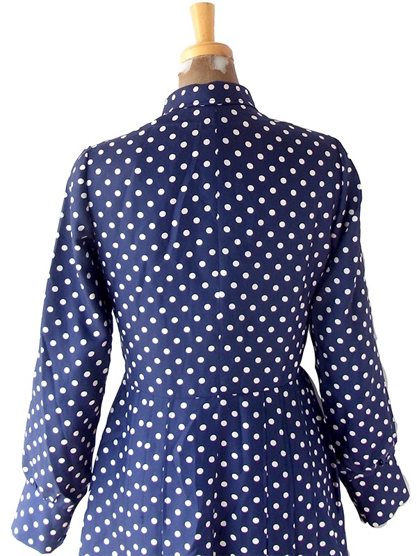 ヨーロッパ古着 フランス買付け 70年代製 ネイビー X ホワイト 水玉 フレアシルエット プリーツ ワンピース 25FC302