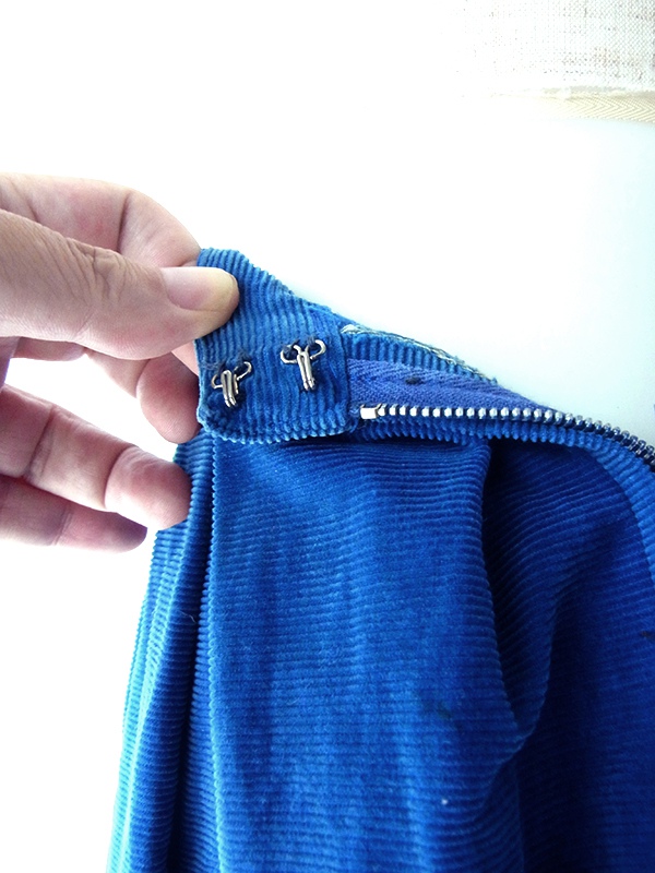 ヨーロッパ古着 フランス買い付け 60年代製 ロイヤルブルー X コーデュロイ ボックスプリーツ スカート 25FC314