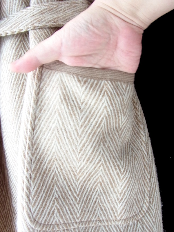 【送料無料】70年代 フランス製 ライトベージュ 共布ベルト付き ヘリンボーン ウール ローブコート 26FC000【ヨーロッパ古着】