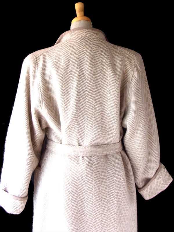 【送料無料】70年代 フランス製 ライトベージュ 共布ベルト付き ヘリンボーン ウール ローブコート 26FC000【ヨーロッパ古着】