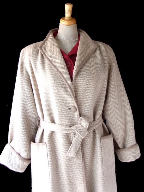 【送料無料】70年代 フランス製 ライトベージュ 共布ベルト付き ヘリンボーン ウール ローブコート 26FC000【ヨーロッパ古着】