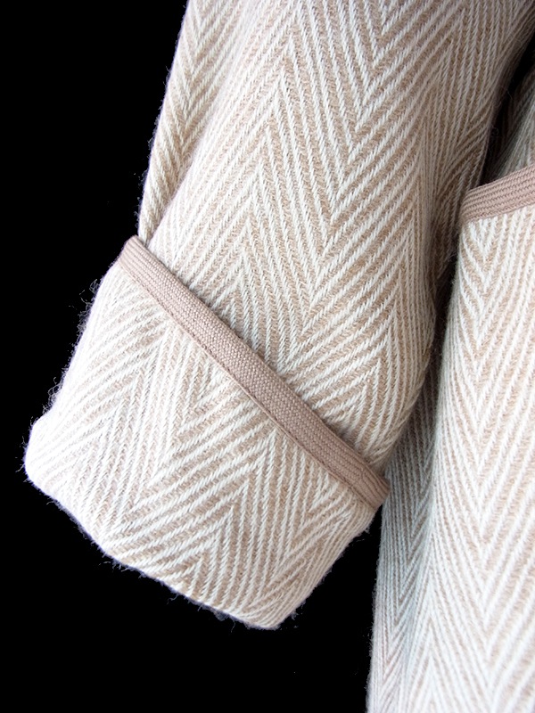 【送料無料】70年代 フランス製 ライトベージュ 共布ベルト付き ヘリンボーン ウール ローブコート 26FC000【ヨーロッパ古着】