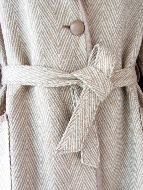 【送料無料】70年代 フランス製 ライトベージュ 共布ベルト付き ヘリンボーン ウール ローブコート 26FC000【ヨーロッパ古着】