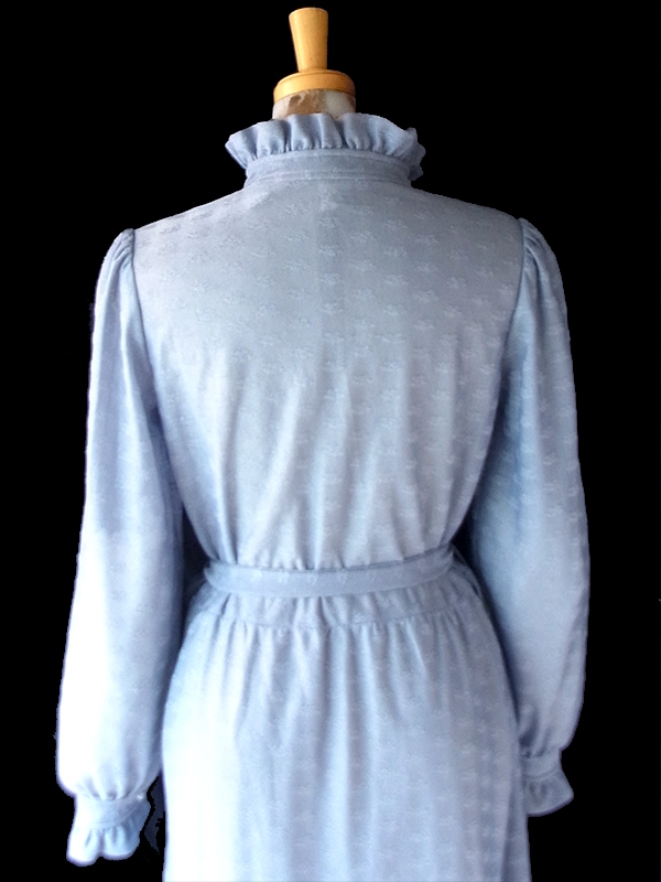 【送料無料】70年代フランス製 ペールブルー 織り柄 フリルネック 共布ベルト付き ヴィンテージ ワンピース 26FC005【ヨーロッパ古着】