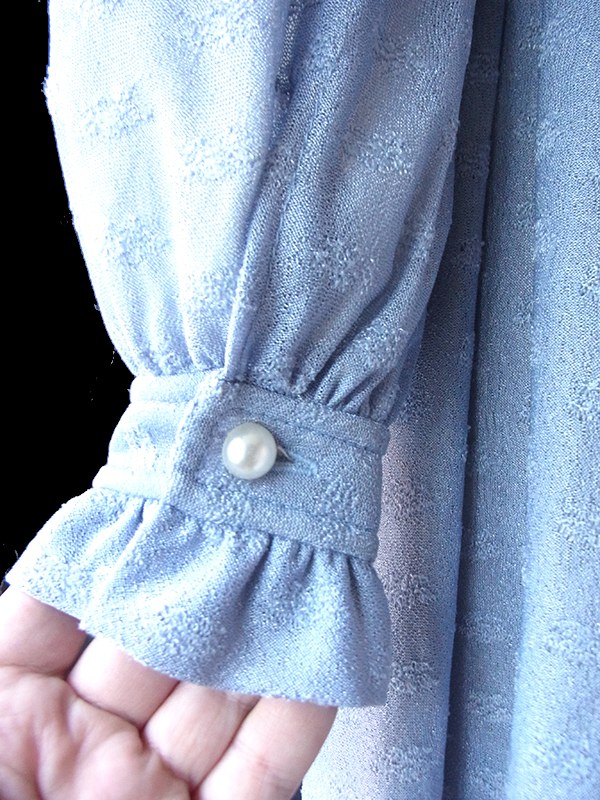 【送料無料】70年代フランス製 ペールブルー 織り柄 フリルネック 共布ベルト付き ヴィンテージ ワンピース 26FC005【ヨーロッパ古着】