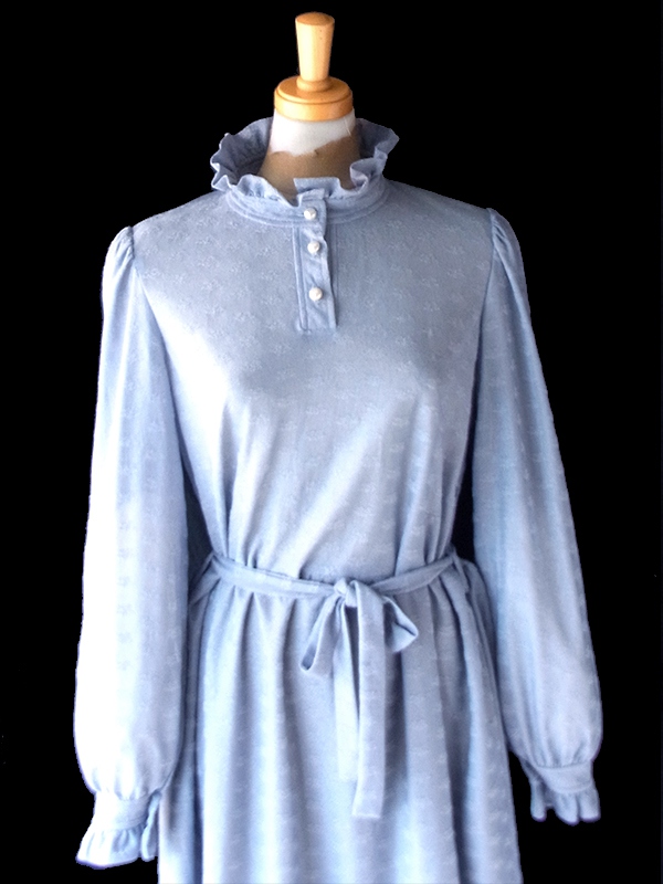 【送料無料】70年代フランス製 ペールブルー 織り柄 フリルネック 共布ベルト付き ヴィンテージ ワンピース 26FC005【ヨーロッパ古着】