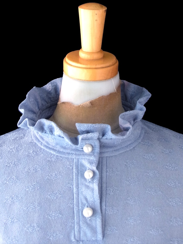 【送料無料】70年代フランス製 ペールブルー 織り柄 フリルネック 共布ベルト付き ヴィンテージ ワンピース 26FC005【ヨーロッパ古着】