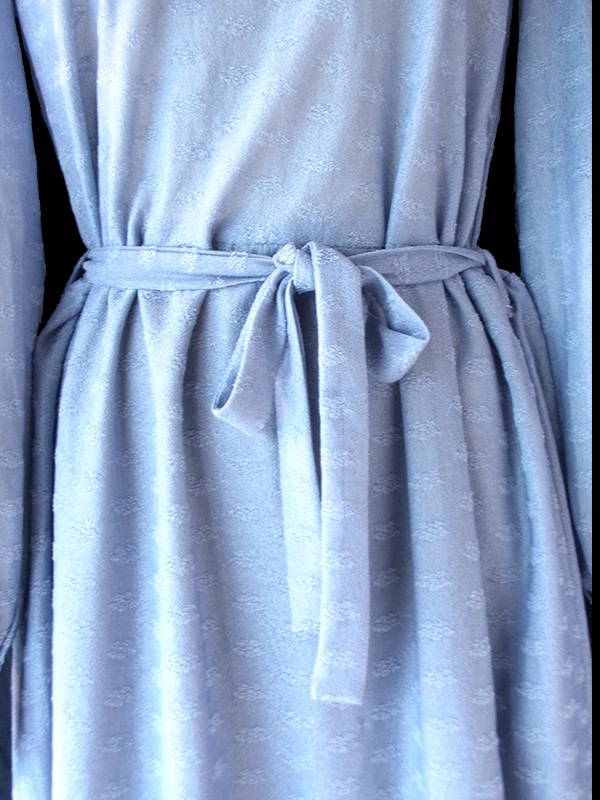 【送料無料】70年代フランス製 ペールブルー 織り柄 フリルネック 共布ベルト付き ヴィンテージ ワンピース 26FC005【ヨーロッパ古着】