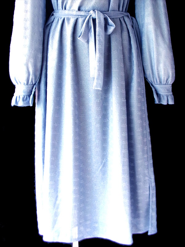 【送料無料】70年代フランス製 ペールブルー 織り柄 フリルネック 共布ベルト付き ヴィンテージ ワンピース 26FC005【ヨーロッパ古着】