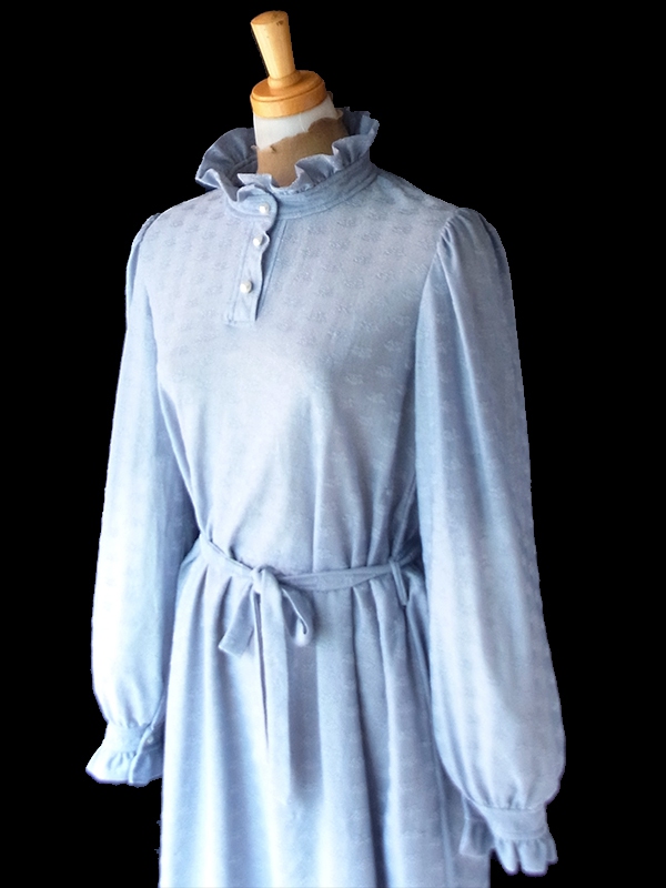 【送料無料】70年代フランス製 ペールブルー 織り柄 フリルネック 共布ベルト付き ヴィンテージ ワンピース 26FC005【ヨーロッパ古着】