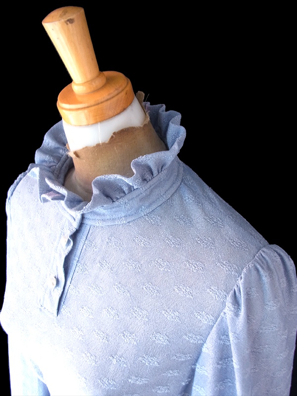 【送料無料】70年代フランス製 ペールブルー 織り柄 フリルネック 共布ベルト付き ヴィンテージ ワンピース 26FC005【ヨーロッパ古着】