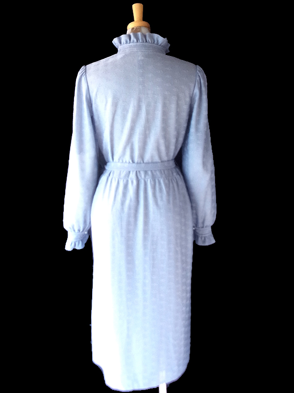 【送料無料】70年代フランス製 ペールブルー 織り柄 フリルネック 共布ベルト付き ヴィンテージ ワンピース 26FC005【ヨーロッパ古着】