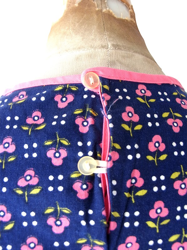 【送料無料】60年代フランス製 ネイビー&times;ピンク 小花柄 スモッキング刺繍 ヴィンテージ ワンピース 26FC103【ヨーロッパ古着】