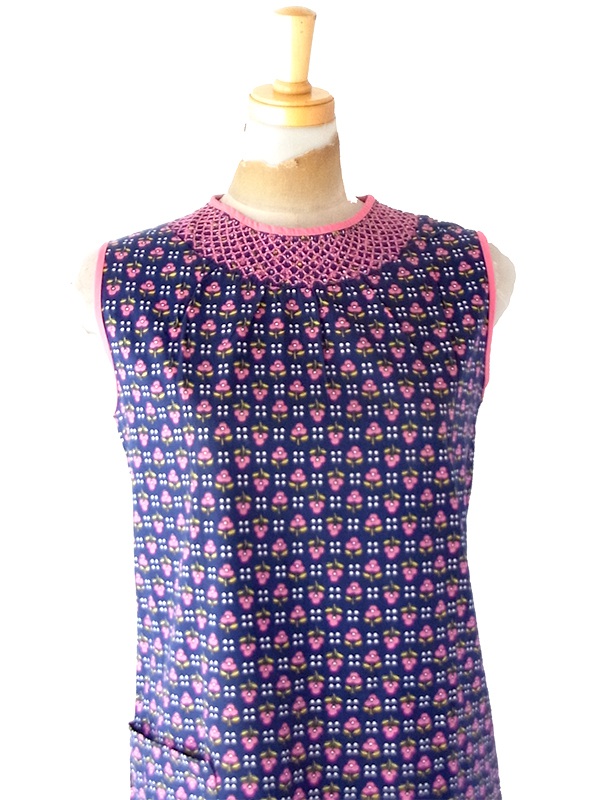 【送料無料】60年代フランス製 ネイビー&times;ピンク 小花柄 スモッキング刺繍 ヴィンテージ ワンピース 26FC103【ヨーロッパ古着】